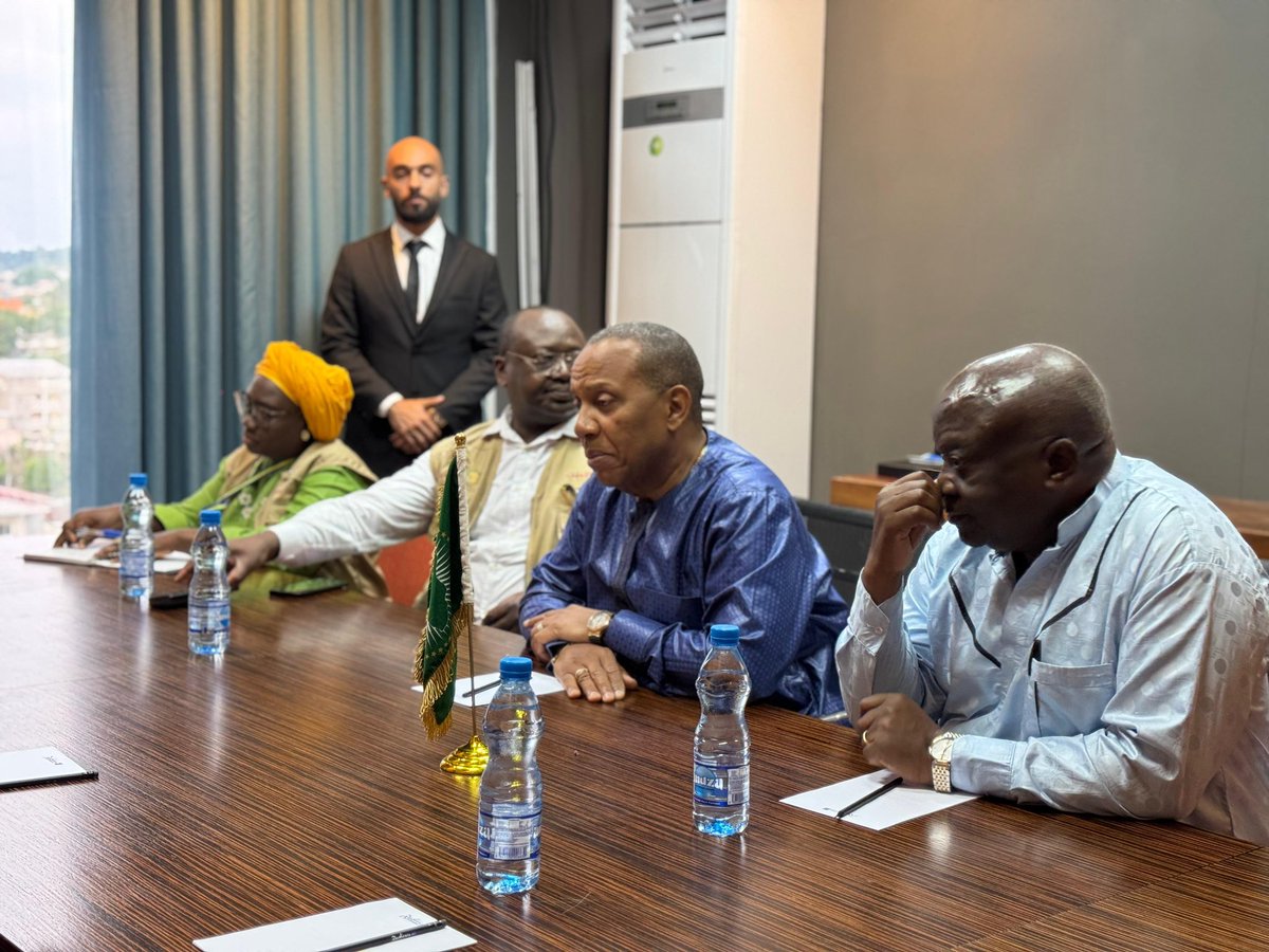 S.E. <a href="/TrovoadaPatrice/">Patrice Trovoada</a>, chef de la MOEUA pour l'élection présidentielle du 12 avril 2025 au #Gabon, a reçu Mme Zenaba Gninga Chaning, seule candidate femme à l'élection. Ils ont échangé sur le processus électoral en cours.