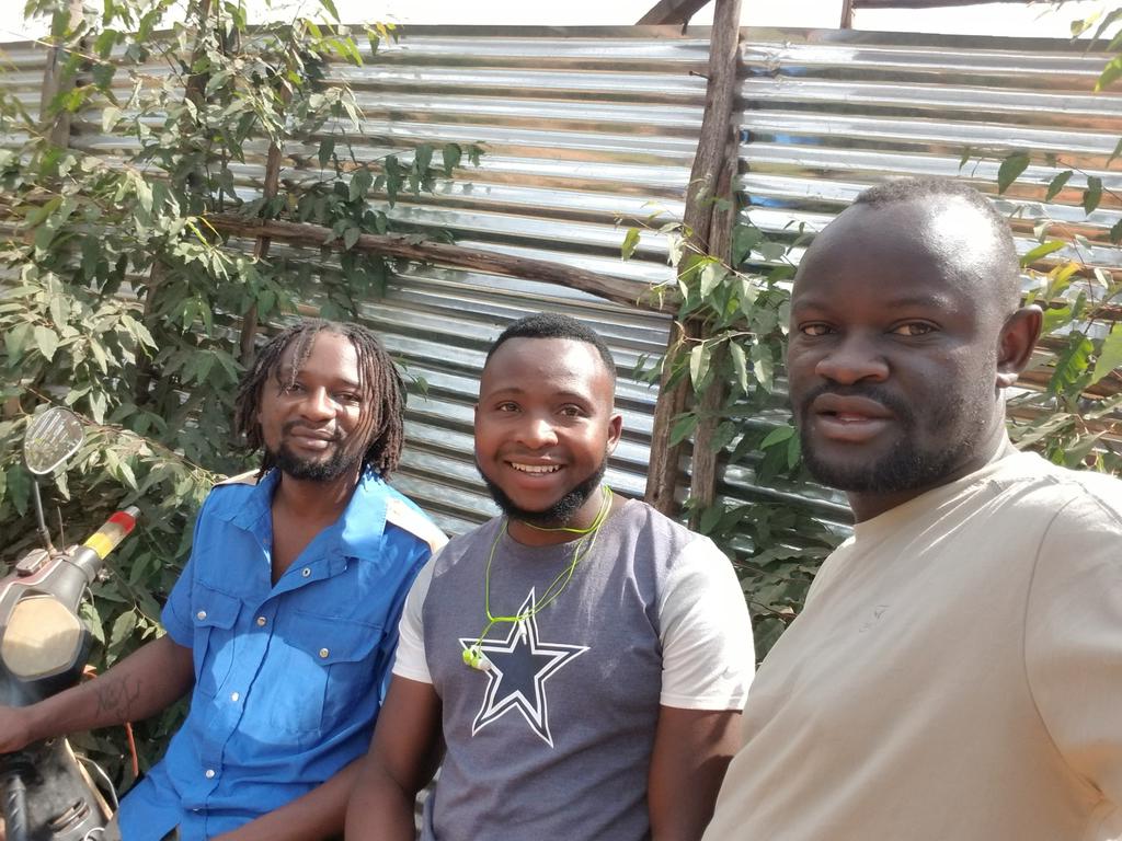 VingiLeonel's tweet photo. Nous vivons dans un monde ou on donne des noms aux crimes pour accepter les différences pour le faire. Ce n'est pas acceptable vous parlez de morale alors que vous n'avez pas un échantillon.

Bro, on essaie de faire de notre mieux pour honorer ton nom mais c'est ne pas évident https://t.co/XG36wW6bE3