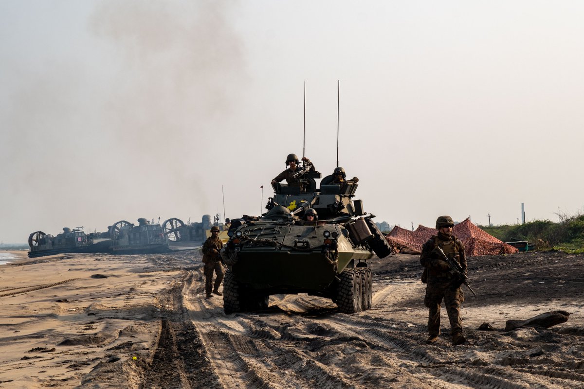 USPacificFleet's tweet photo. 🇺🇸🇮🇳 U.S. Marines, Indian Army troops, and naval forces hit the shores of Kakinada Beach during Exercise #TigerTriumph2025 🐯🌊

Amphibious landings, joint drills &amp; disaster response ops all aimed at boosting Indo-Pacific security and U.S.-India interoperability. https://t.co/oPmazuIylE