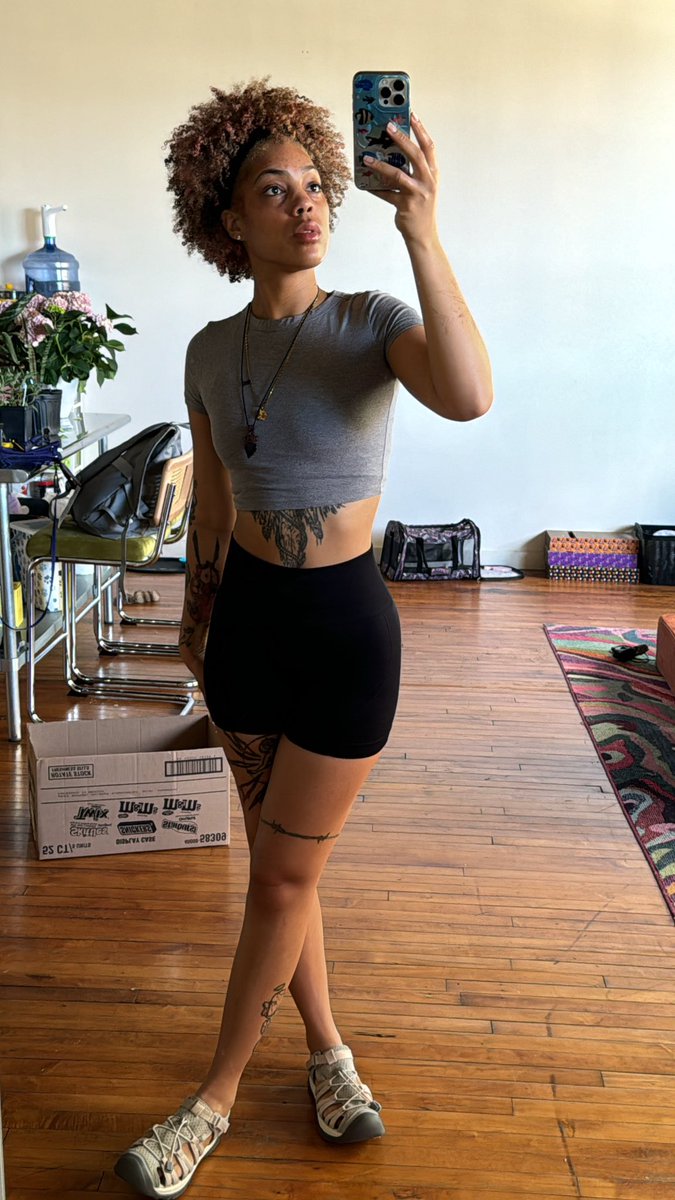 bratlaya's tweet photo. am i wrong for wanting to be paid money just to exist in this world as a beautiful girl 💋 https://t.co/BmFFleW6hQ