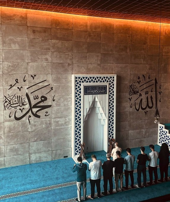 Süt emme çağındaki Musa Aleyhisselam suda boğulmadı.
Oysa en zayıf durumdaydı.
Firavun ise boğuldu. Halbuki zorbalığının zirvesindeydi.

Kıssadan hisse: İşini Allahü Teala’ya havale et. Allah’ın senin için yazdığından başkası başına gelmeyecektir. Emin ol!

Allahü Teala Yakub