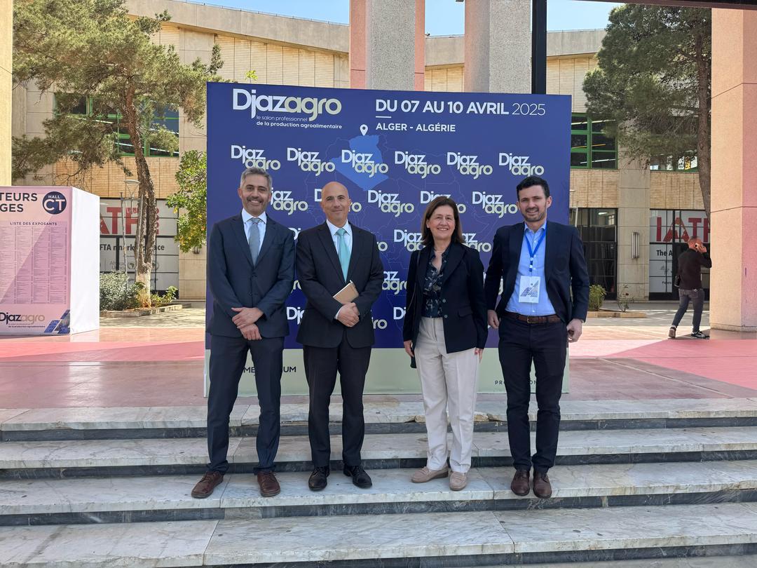 Embajada Argentina ante Argelia (@argenargelia) on Twitter photo 🇦🇷🤝🇩🇿 ¡Grandes oportunidades para empresas argentinas en Argelia!
En #Djazagro2025, el Embajador <a href="/AtilioBerardi/">Atilio Berardi</a> junto al equipo comercial de la Embajada comprobaron el potencial para exportar:
➡️ Bienes de capital
➡️ Insumos para pastas y salsas
➡️ Tecnología agroindustrial. 🇦🇷🤝🇩🇿 ¡Grandes oportunidades para empresas argentinas en Argelia!
En #Djazagro2025, el Embajador <a href="/AtilioBerardi/">Atilio Berardi</a> junto al equipo comercial de la Embajada comprobaron el potencial para exportar:
➡️ Bienes de capital
➡️ Insumos para pastas y salsas
➡️ Tecnología agroindustrial.