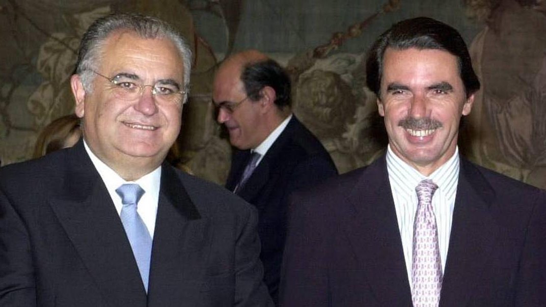 antonio_arnau's tweet photo. Así es. #Zaplana, como autor intelectual, necesita un Empresario Contratista habitual con GV.
El Acuerdo con #Cotino incluye tb vender al sector Liberal del PP, haciendo Presidente a #Camps del sector Cristiano,y  para facilitarlo #Aznar le nombró Ministro. #Mazón era el Director General q firmaba.
Después Zaplana no se siente apoyado por PP y, pasa a los suyos a Ciudadanos, vaciando el PP alicantino. Mazón, ante la grave fuga, es comprado por PP con La Diputación y se queda.
Camps se libra en su Juicio gracias a la muerte de Cotino, testigo principal d Fiscalía.
En #València La Fiesta no acaba nunca.