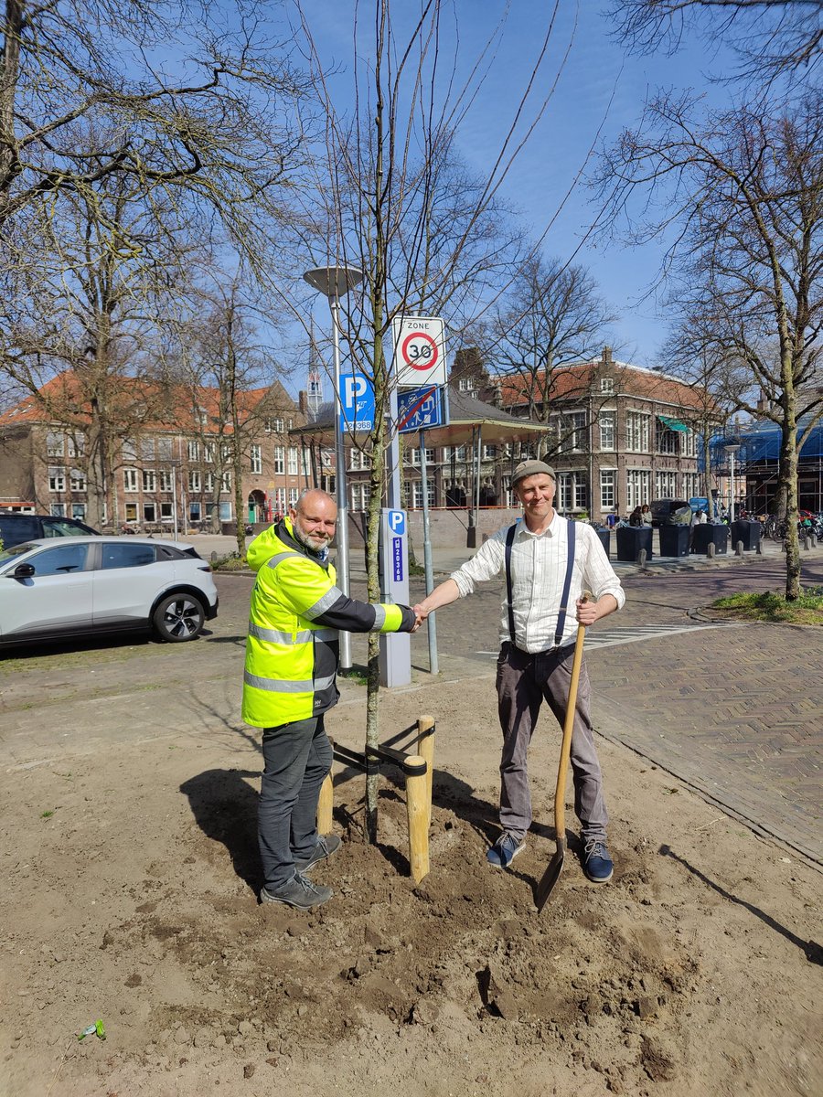 Een boom er bij in Assendorp! Onze vrijwilliger Michiel Proper plantte vanmiddag met Albert Hoogenkamp ( ROVA) een 'Klimaatboom' bij Assendorperplein.
We stellen <a href="/Gemeente_Zwolle/">Gemeente Zwolle</a> nieuwe plekken voor bomen voor. Voor natuurlijker leefklimaat en tegen hittestress. Tips zijn welkom