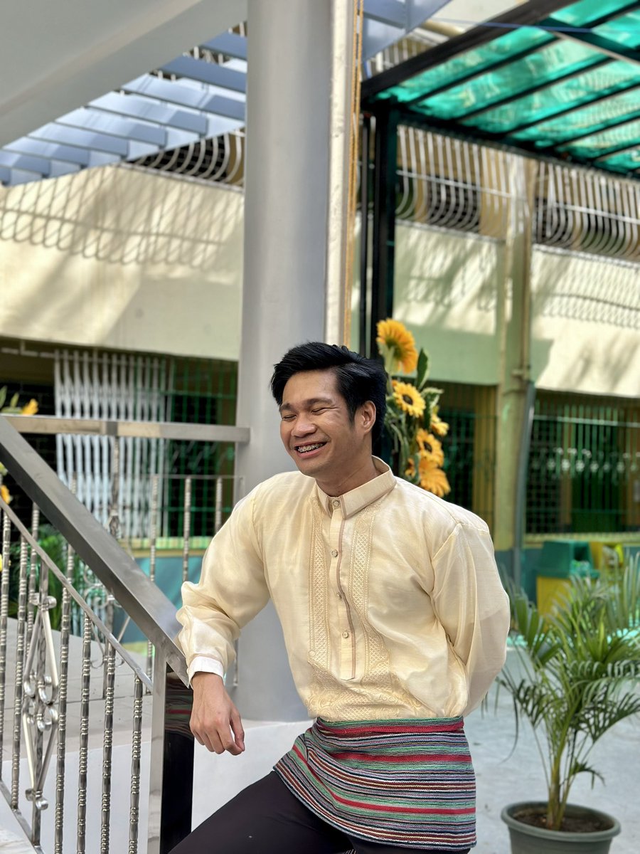 AlejoJann's tweet photo. This year’s eksena ng teacher na tamad na pag sinabeng time out na, wala nang pakealam during the 8th Senior High School Commencement Exercises. Haaha https://t.co/Esg48ngsZ1