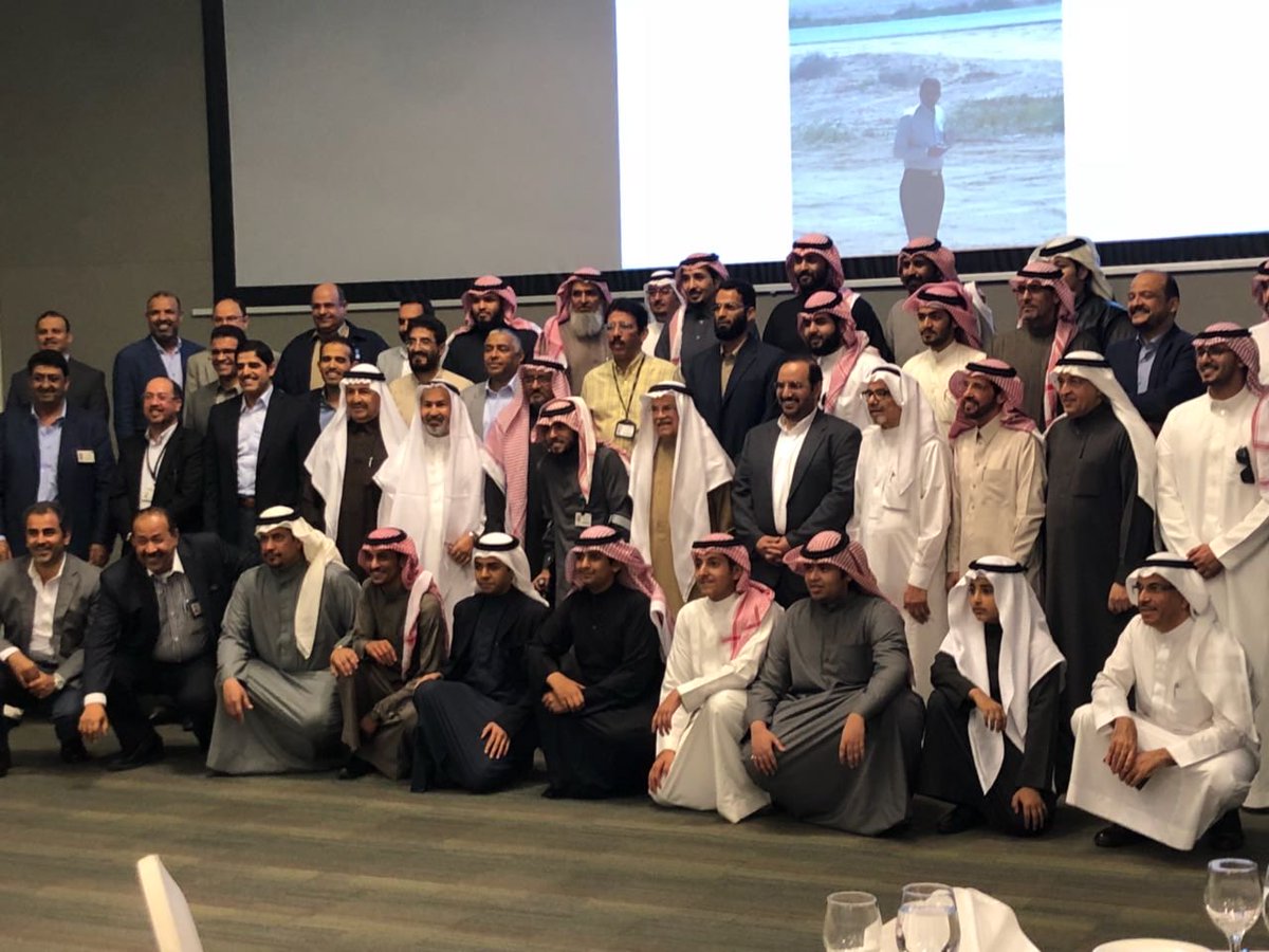 صوره جميله تجمع الاحباب من الابناء والاخوان والاصدقاء.