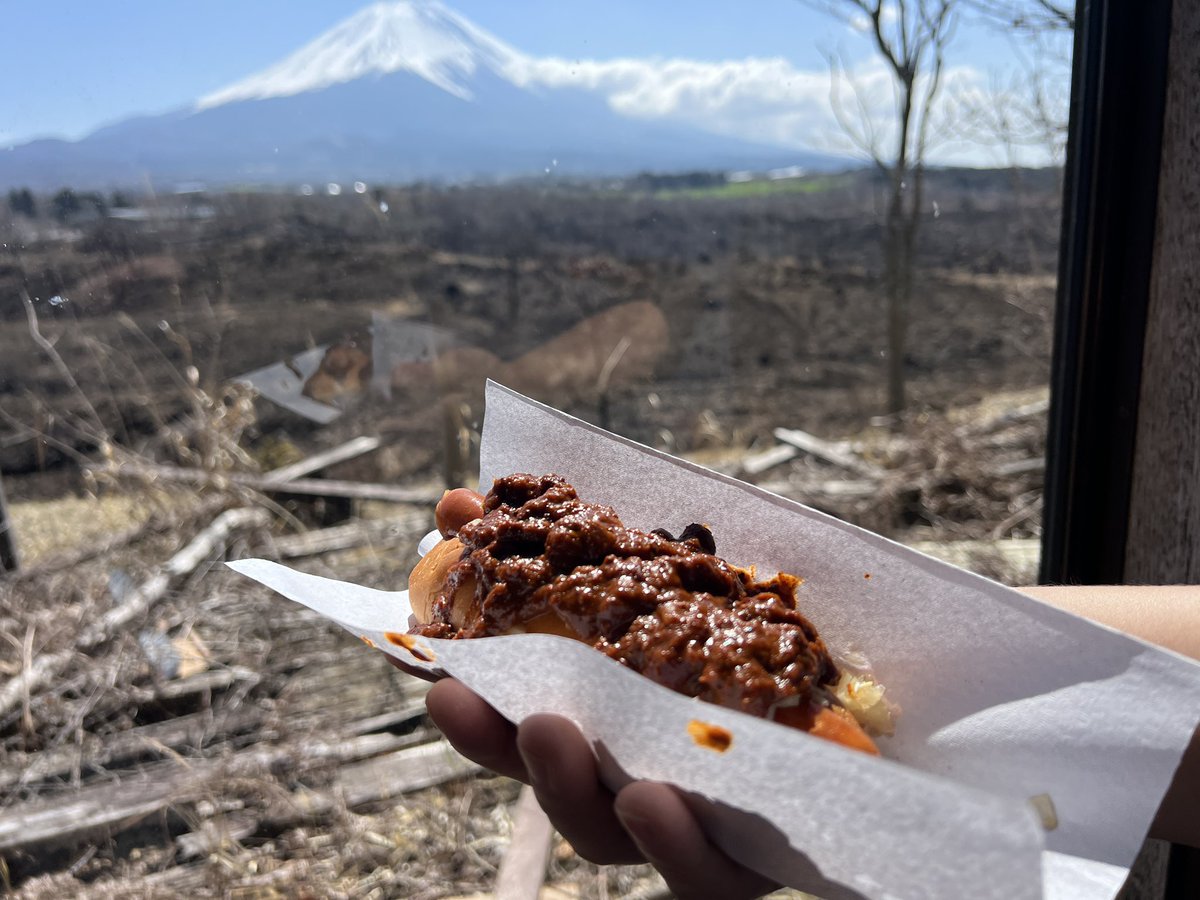 cosnavi1's tweet photo. 本日のケータリングはチリドック、豚汁、焼きそば！　おかわりあるよ！
チリドックはお手製で昨日、1日仕込みましたよ！

4/12(土) 確定野焼き後の大平原 朝霧高原【爆破あり】 https://t.co/BVl9LMPgWV