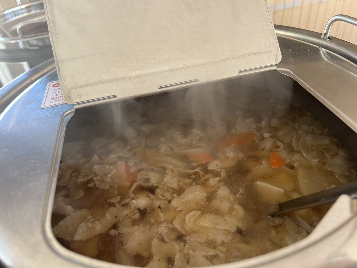 cosnavi1's tweet photo. 本日のケータリングはチリドック、豚汁、焼きそば！　おかわりあるよ！
チリドックはお手製で昨日、1日仕込みましたよ！

4/12(土) 確定野焼き後の大平原 朝霧高原【爆破あり】 https://t.co/BVl9LMPgWV