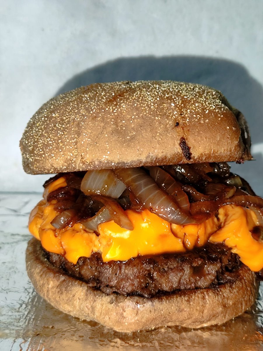 yanlopes2097's tweet photo. Vem "sextar" com o Rei da chapa, vem... Essas delícias tá imperdível, e com direto a 10% no primeiro pedido e batatinha grátis para cada hambúrguer.🍔🍟#Hamburguerartesanal #pedeifood #Reidachapa #Sextou 

Link para pedido: 👇🏾
https://t.co/hhOf4eh9M2 https://t.co/6WCAiJQ5dw