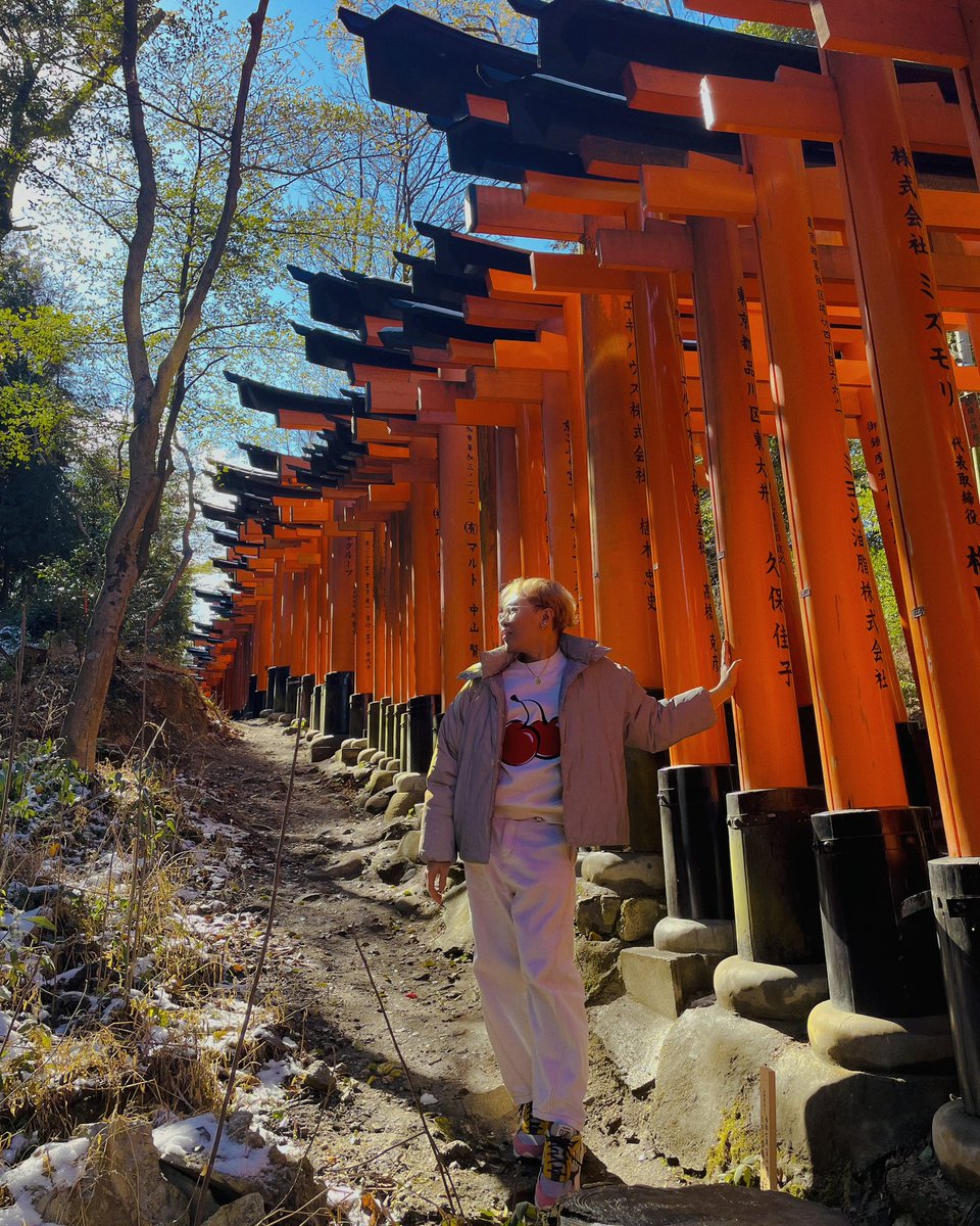 kirbyklaus's tweet image. The warm glow of tradition wrapped around every step. 🦊🧡

#ootdnikirby #kirbytravels #fushimiinari #kyoto #japan