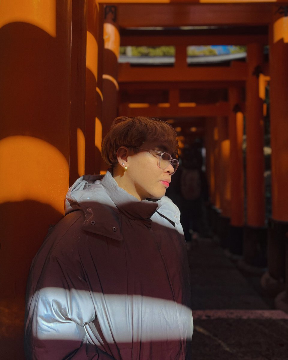 kirbyklaus's tweet image. The warm glow of tradition wrapped around every step. 🦊🧡

#ootdnikirby #kirbytravels #fushimiinari #kyoto #japan