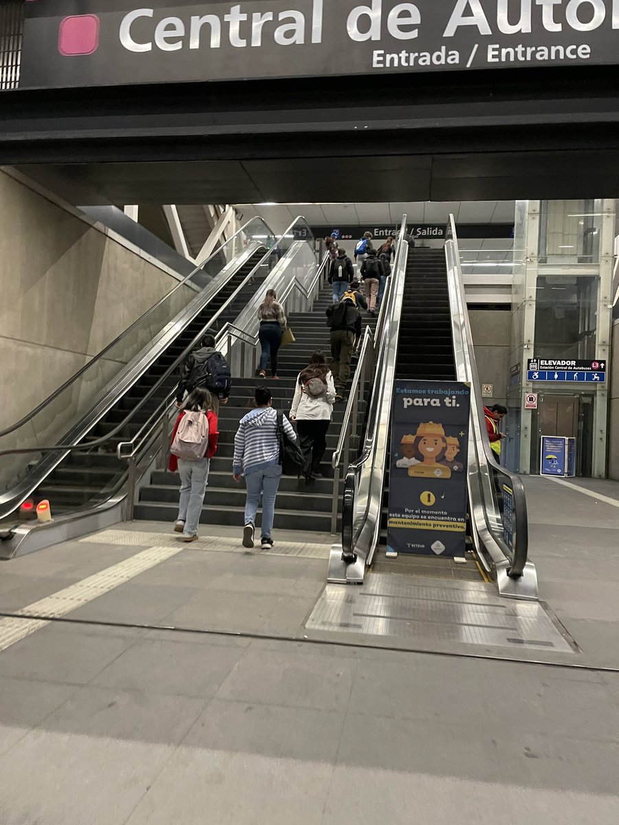 frakbarba's tweet photo. @SITEURJAL @GobiernoJalisco @GuadalajaraGob Las escaleras eléctricas en varias estaciones de la Línea 3 llevan semanas sin funcionar. Personas mayores y con discapacidad se ven obligadas a subir a pie. ¿Hasta cuándo esta negligencia? ¡Exigimos soluciones ya! https://t.co/PMrxvw962w
