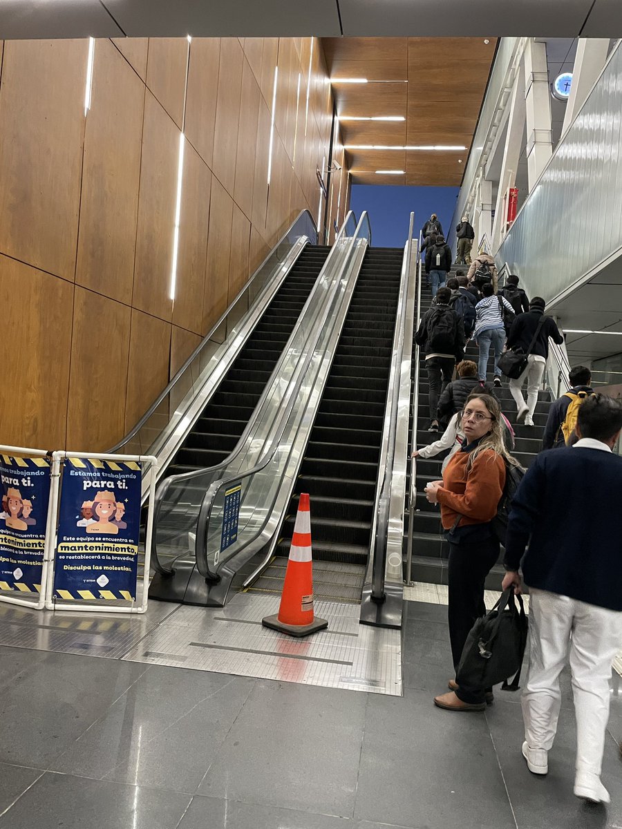 frakbarba's tweet photo. @SITEURJAL @GobiernoJalisco @GuadalajaraGob Las escaleras eléctricas en varias estaciones de la Línea 3 llevan semanas sin funcionar. Personas mayores y con discapacidad se ven obligadas a subir a pie. ¿Hasta cuándo esta negligencia? ¡Exigimos soluciones ya! https://t.co/PMrxvw962w