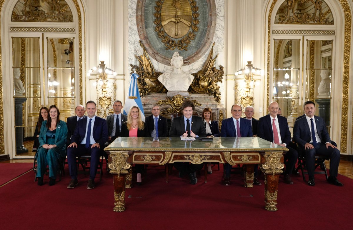 OPRArgentina's tweet photo. Fin del cepo: Cadena Nacional del Presidente Javier Milei desde la Casa Rosada.

Miralo en vivo: https://t.co/EoDWOiemlY https://t.co/9ZfIKt9Wzt