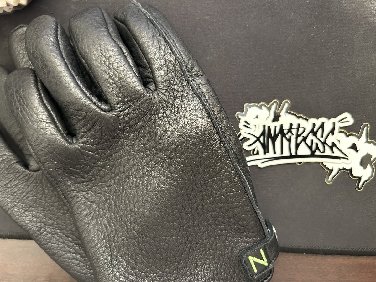 MUSCLE_EXE's tweet photo. グローブ届きました。
革の手入れしながら大事に使うていきやす。
@antibcsc @Afro_antibcsc https://t.co/oRpOZLmian
