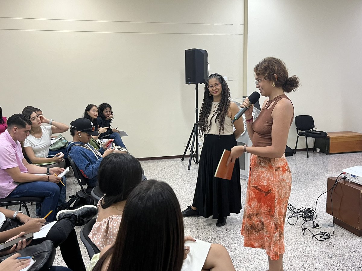 Así fue el taller preparatorio <a href="/leerelcaribe/">@LeerElCaribe 📚</a>. Nuestra tallerista Angélica Hoyos hizo un ejercicio muy significativo. Los asistentes no paraban de compartir sus escritos; se emocionaron y quieren conocer al escritor invitado José Luis Díaz-Granados. <a href="/Banrepcultural/">Banrepcultural</a> #SantaMarta