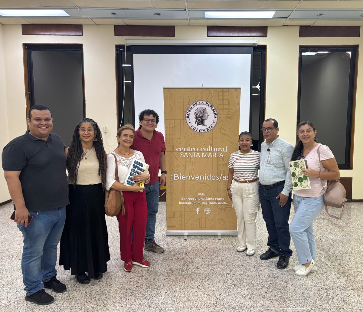 IanSimmonds's tweet photo. Así fue el taller preparatorio @leerelcaribe. Nuestra tallerista Angélica Hoyos hizo un ejercicio muy significativo. Los asistentes no paraban de compartir sus escritos; se emocionaron y quieren conocer al escritor invitado José Luis Díaz-Granados. @Banrepcultural #SantaMarta https://t.co/6C2CpETsqI