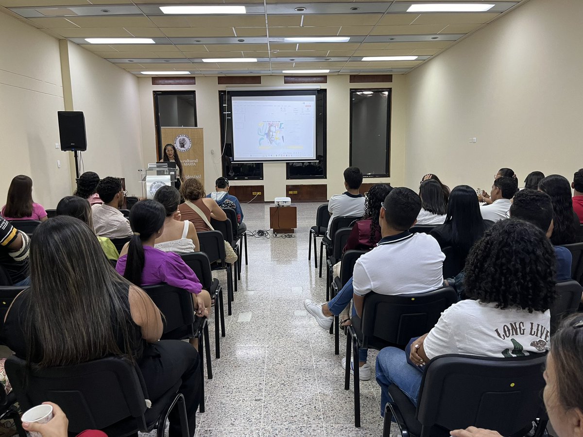IanSimmonds's tweet photo. Así fue el taller preparatorio @leerelcaribe. Nuestra tallerista Angélica Hoyos hizo un ejercicio muy significativo. Los asistentes no paraban de compartir sus escritos; se emocionaron y quieren conocer al escritor invitado José Luis Díaz-Granados. @Banrepcultural #SantaMarta https://t.co/6C2CpETsqI