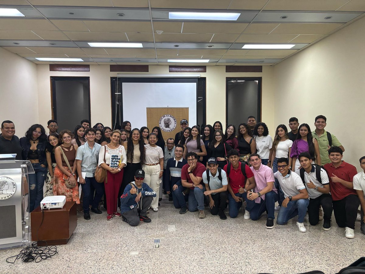 IanSimmonds's tweet photo. Así fue el taller preparatorio @leerelcaribe. Nuestra tallerista Angélica Hoyos hizo un ejercicio muy significativo. Los asistentes no paraban de compartir sus escritos; se emocionaron y quieren conocer al escritor invitado José Luis Díaz-Granados. @Banrepcultural #SantaMarta https://t.co/6C2CpETsqI