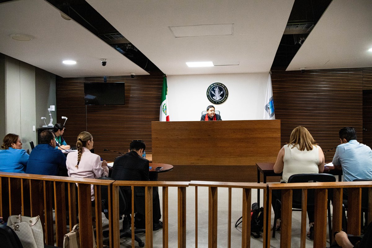 cuauhtemocb10's tweet photo. Hoy estuvimos en audiencia de control judicial, en la cual el juez determinó que sí existe un acto de molestia en mi contra. No obstante, se abstuvo de entrar al estudio de fondo, respetando la resolución emitida por la Sección Instructora del Congreso de la Unión.

Eso no impide que sigamos buscando por la vía legal y transparente el acceso a la información, como parte de nuestro derecho de defensa y en apego a la ley.

Reitero mi respeto total a las causas de las mujeres. Siempre lo he dicho y hoy lo sostengo: cuando la justicia se utiliza con fines políticos, se desvirtúan luchas legítimas y se daña la confianza social.

Yo seguiré dando la cara, como siempre. Vamos a insistir en conocer la verdad y demostrar con hechos que aquí no hay nada que ocultar. Porque la verdad no solo se busca, se defiende. Y es lo único que debe prevalecer.