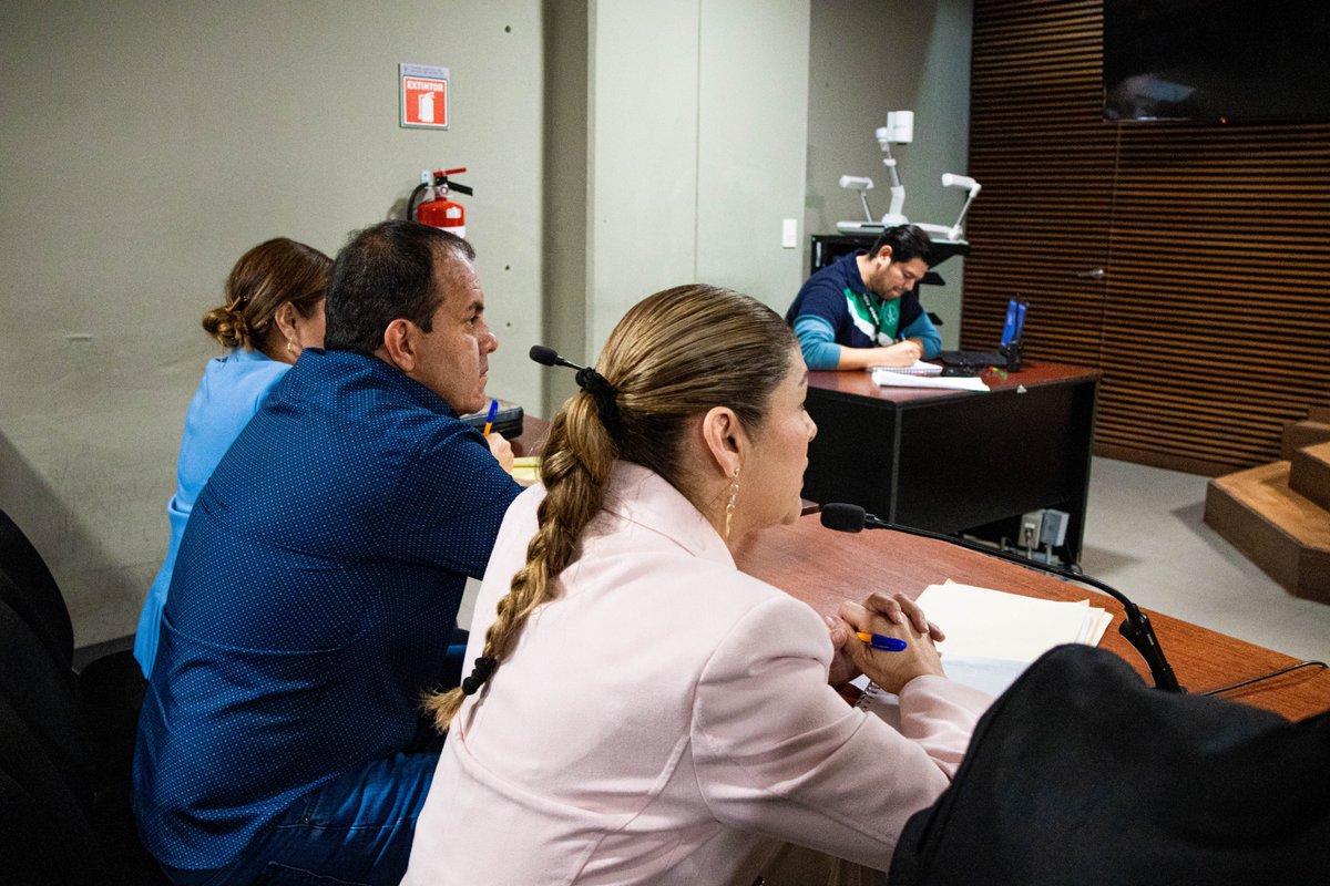 cuauhtemocb10's tweet photo. Hoy estuvimos en audiencia de control judicial, en la cual el juez determinó que sí existe un acto de molestia en mi contra. No obstante, se abstuvo de entrar al estudio de fondo, respetando la resolución emitida por la Sección Instructora del Congreso de la Unión.

Eso no impide que sigamos buscando por la vía legal y transparente el acceso a la información, como parte de nuestro derecho de defensa y en apego a la ley.

Reitero mi respeto total a las causas de las mujeres. Siempre lo he dicho y hoy lo sostengo: cuando la justicia se utiliza con fines políticos, se desvirtúan luchas legítimas y se daña la confianza social.

Yo seguiré dando la cara, como siempre. Vamos a insistir en conocer la verdad y demostrar con hechos que aquí no hay nada que ocultar. Porque la verdad no solo se busca, se defiende. Y es lo único que debe prevalecer.