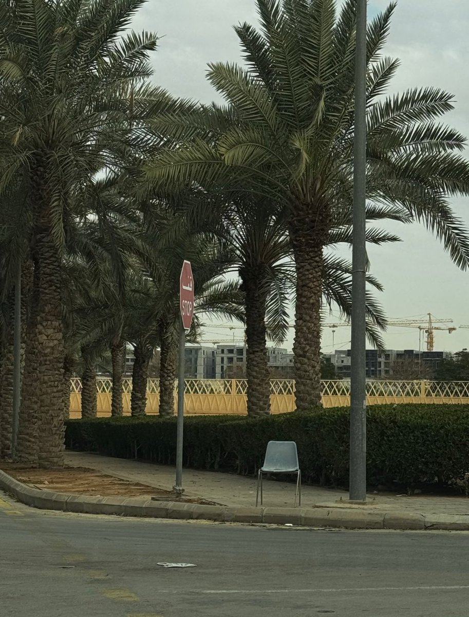 وقفتُ وحيدًا عند مفترق الطريق، 
ألقيت نظرة على ماضيّ العتيق
ألفيت وجهي آملًا في مستقبلًا يجلوه البريق
وقفت حائراً في منتصف الطريق..