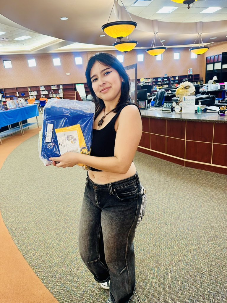 SanElizarioHS's tweet image. Cap &amp;amp; Gown Pickup Night was a success, Eagles!  🦅 🎓Our seniors showed up with big smiles and even bigger dreams—ready to soar into their next chapter!  
We’re officially in #SeniorSzn now!  
#SEHS2025 #EaglePride @TroyEnriquezSE @LauraISilva2 @MNunn_SEHS_AP @ValChavez2018