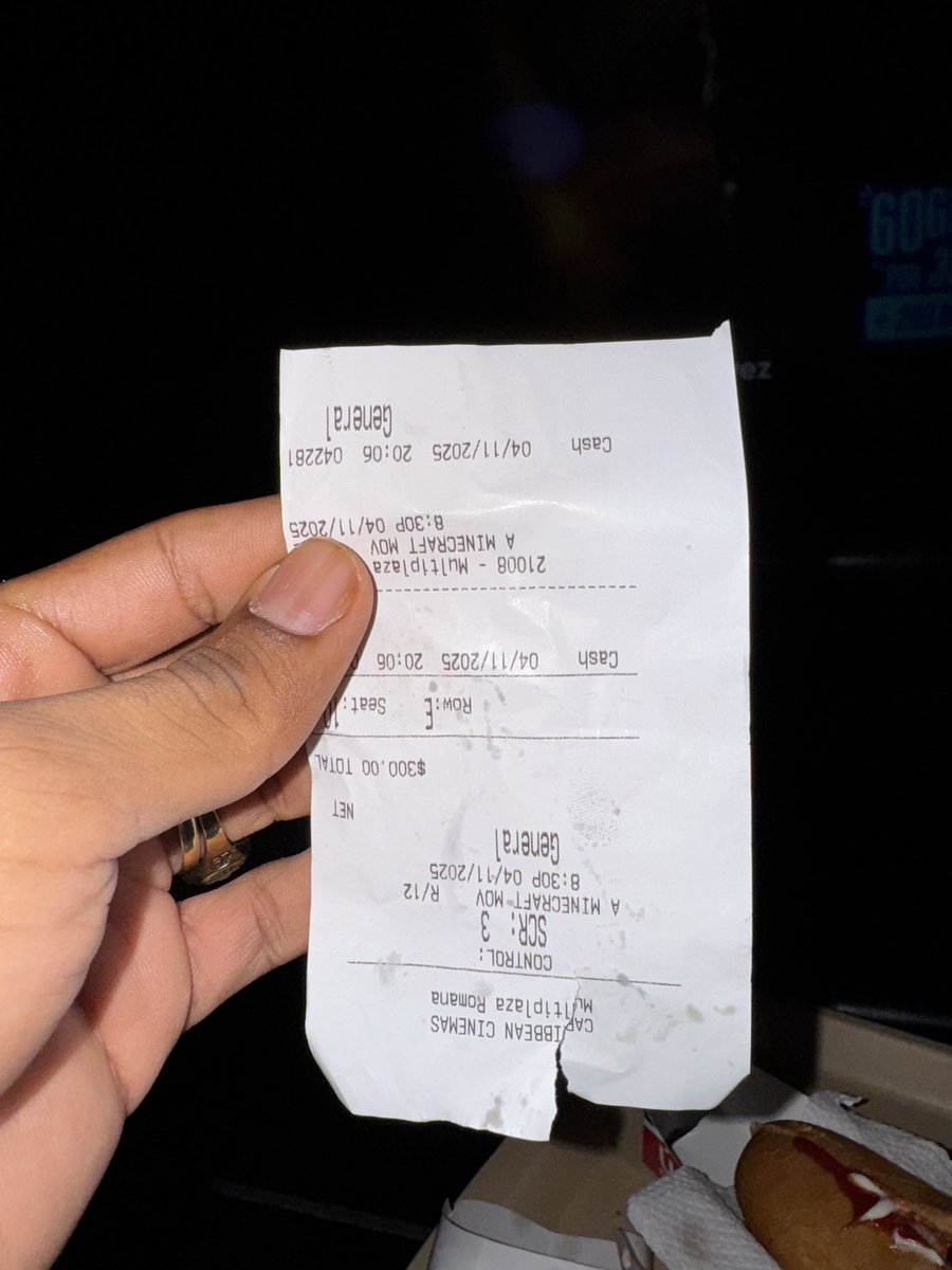 shekaky's tweet photo. Las nuevas taquillas del cine de #LaRomana @CaribbeanCinems  en vez de mejorar la experiencia va bajando.

Tengo taquillas de mi primera cita, dime con estas como las guardo 🥹.

Hablen con una empresa digital como @DopCoin  y hagan unas digitales… un NFT O algo más inteligente. https://t.co/imBTHyaPl7