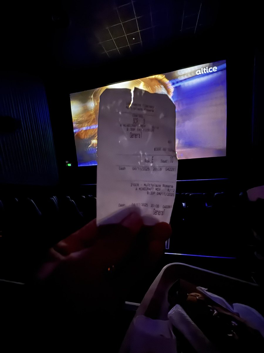shekaky's tweet photo. Las nuevas taquillas del cine de #LaRomana @CaribbeanCinems  en vez de mejorar la experiencia va bajando.

Tengo taquillas de mi primera cita, dime con estas como las guardo 🥹.

Hablen con una empresa digital como @DopCoin  y hagan unas digitales… un NFT O algo más inteligente. https://t.co/imBTHyaPl7