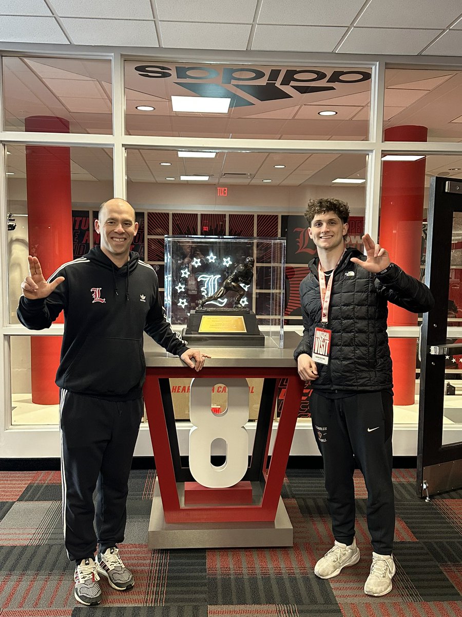 Had an amazing Jr Day visit at The Ville today! Thank you <a href="/CoachMaslowski/">Karl Maslowski</a> for the invite look forward to the future!
<a href="/LouisvilleFB/">Louisville Football</a> <a href="/deionbranch84/">Deion Branch #83 #84</a> <a href="/CoachPossley/">Nolan Possley</a>