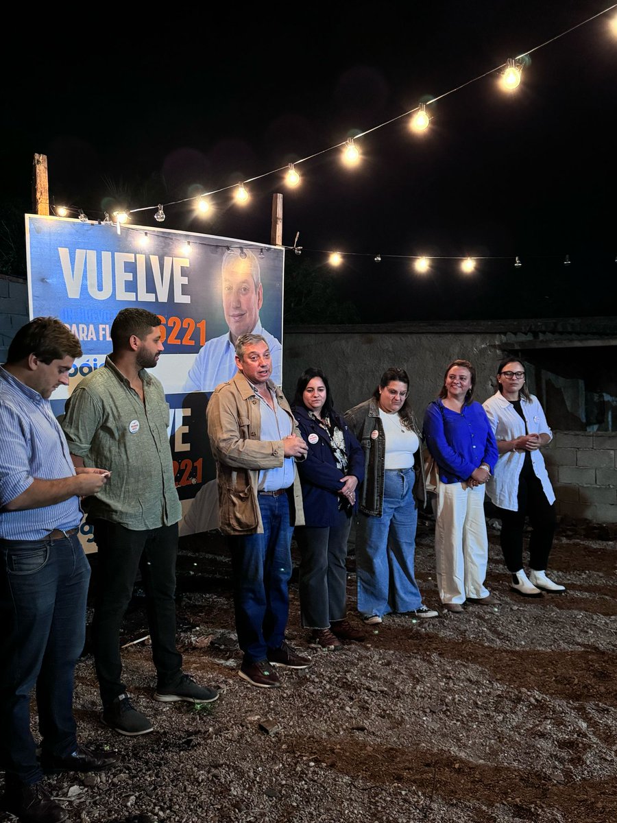 Linda reunión barrial junto a la Lista 6221, gracias por recibir a nuestros candidato <a href="/PajaroEnciso/">Carlos Enciso Christiansen</a> , a continuar con estos dinámicos intercambios, cercanía pura por todos los Barrios de Florida. 
#PájaroIntendente <a href="/Pajaro_2025/">Pájaro Enciso Intendente</a>