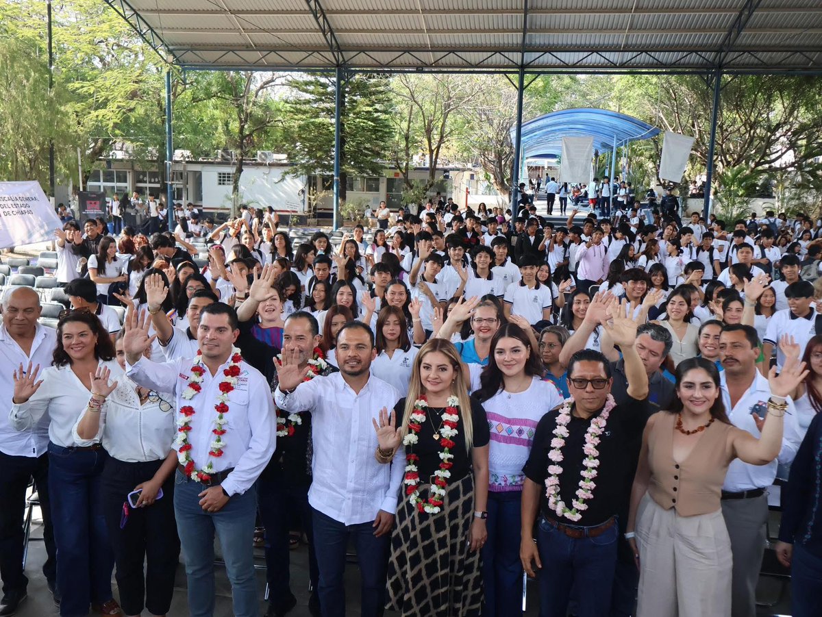 AidaGJimenezS's tweet photo. ¡Un paso más hacia escuelas seguras, inclusivas y de calidad!✨

Firma de convenio entre @cobachchiapas, @FGEChiapas, @sspchiapas y @SEMUIGEN_CHIS.

Se da inicio a la implementación de prevención del delito, contra las adicciones y violencia de género. https://t.co/Q14fggdas1