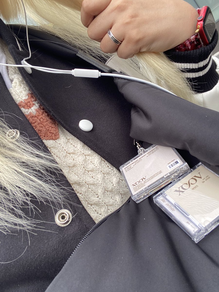 jiahdesign's tweet photo. ❗️12일 오늘 착장👕

이제 강남역에서 셔틀🚌 타고 출발합니다!
저 발견하시면 말걸어주세요!
묻지도 따지지도 않고 바로 드립니다!

단 랜덤이니까 교환❌알죠? 
받은후에는 알아서 교환하세요~😉 https://t.co/TixthWW6pb