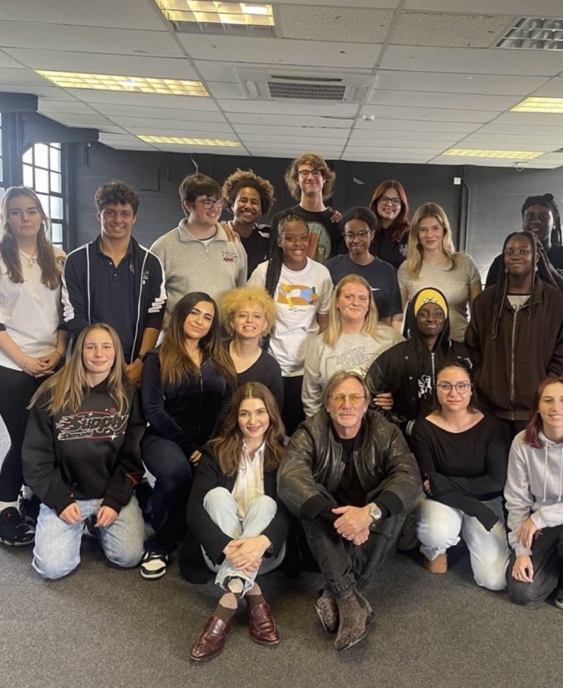 PAIS! ❤️ Daniel Craig ao lado de sua esposa Rachel Weisz durante uma visita em uma escola britânica em Novembro de 2024.