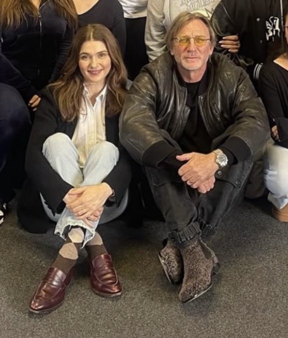 DanielCraigBRA's tweet photo. PAIS! ❤️ Daniel Craig ao lado de sua esposa Rachel Weisz durante uma visita em uma escola britânica em Novembro de 2024. https://t.co/iI5clmKmpi