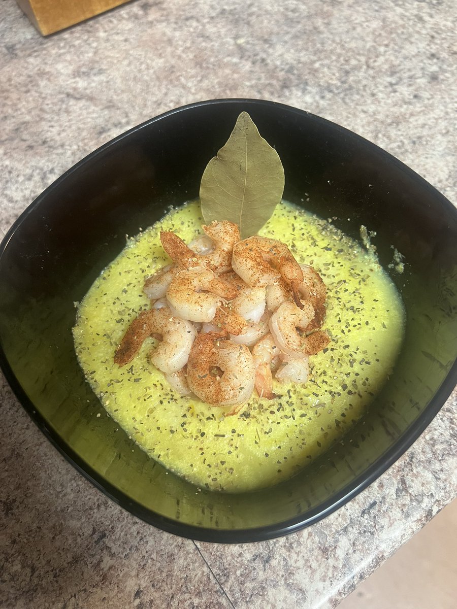 weird_marc300's tweet photo. Hell no Iโm not finna eat that big ass bay leaf. ๐ it looked good in the picture #lent #meatlessfriday #shrimpngrits #anglocatholic https://t.co/2nbUFpXdXY