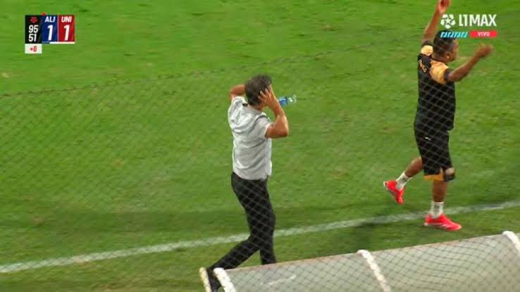 Fabián Bustos suspendido 4 fechas en Liga 1; además de ser multado con 2 UIT tras proceder denuncia de Alianza Lima por la celebración en el clásico. 

<a href="/LatinaDeportes/">Latina Deportes</a> <a href="/ClubALoficial/">Club Alianza Lima</a> <a href="/Universitario/">Universitario</a>