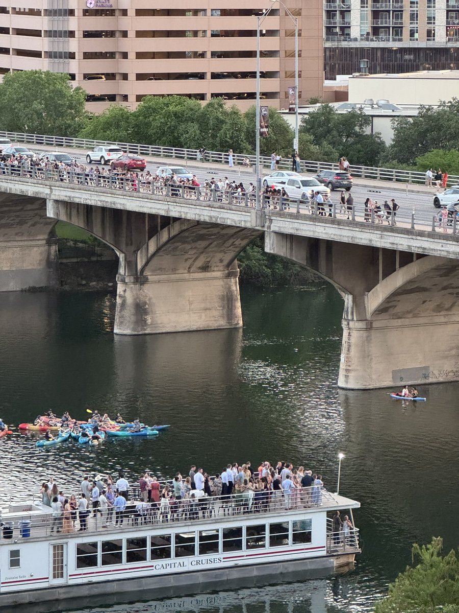 Latinamd's tweet photo. All these people (and thoracic oncologists) waiting by the bridge to see hundreds of π¦ bats come out at sunset. #TexasLung25. #AustinWeird #batsatsunset https://t.co/stAIX9ArGd