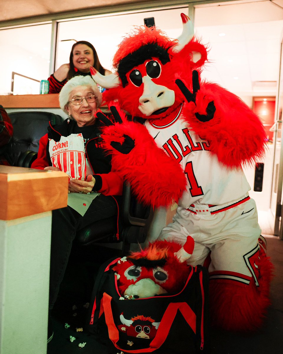 chicagobulls's tweet photo. Ida &amp; Benny ❤️ https://t.co/F9Ot95SK4w
