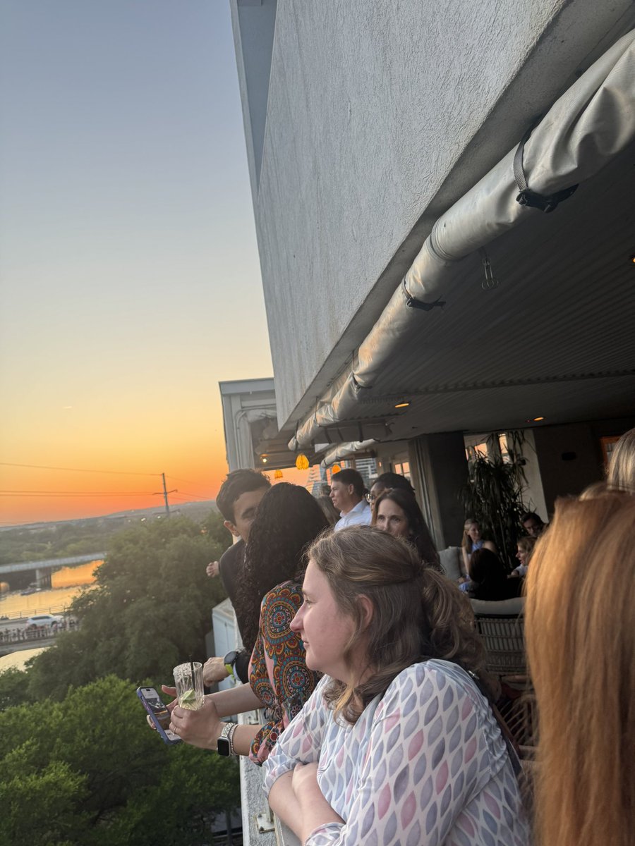 Latinamd's tweet photo. All these people (and thoracic oncologists) waiting by the bridge to see hundreds of π¦ bats come out at sunset. #TexasLung25. #AustinWeird #batsatsunset https://t.co/stAIX9ArGd