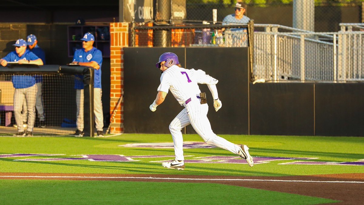 TarletonBase's tweet image. Tyson makes a great effort to tie the game up at 2-2!🤩