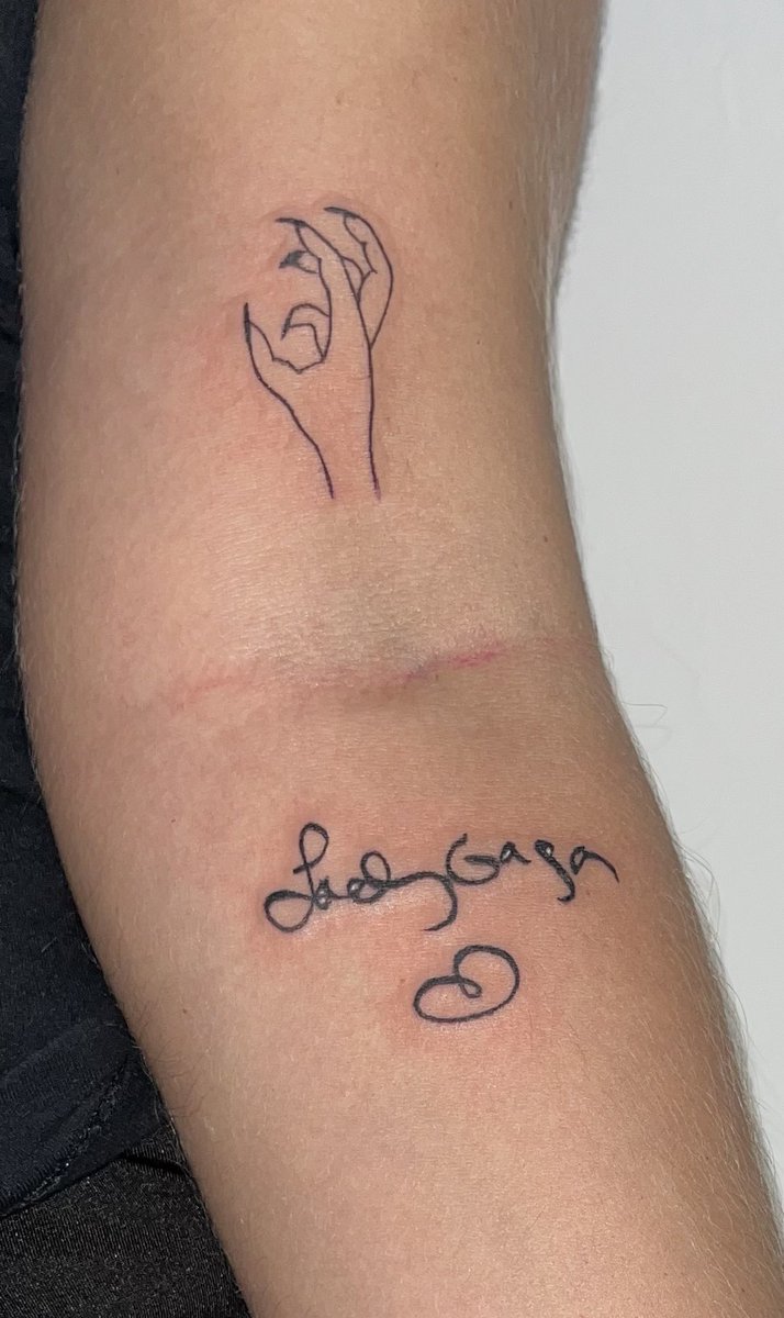 ibadlia_'s tweet photo. @santander_br me dá um vip por favor eu nunca te pedi nada, tem criança chorando aqui mulher 😂
@ladygaga 
#SantanderComAMother #SMUSIC https://t.co/cHgUiiUI8T
