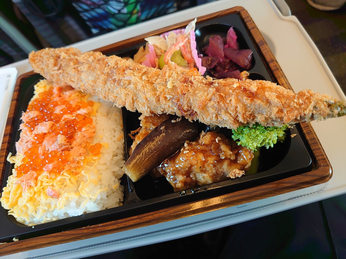 ComMicuo's tweet image. しゃけイクラ若鶏の甘酢和え弁当
アスパラ肉巻きを添えて
