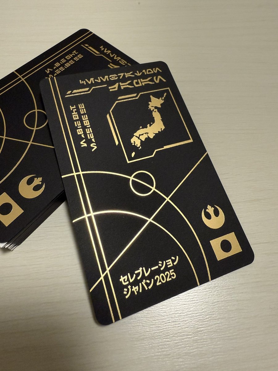 StarWars_Japan's tweet photo. セレブレーション3日間参加予定🗓️

初めて作成でしました！
黒のカードに金色の箔押し仕様です👑

かなり多めに用意したので、是非交換をお願いします◎(約500枚)

予定がかなり詰まってて全部交換できるか心配😂

 #SWCJ
 #SWCJ準備中
 #SWAG
 #StarWarsCelebrationJapan https://t.co/pFBnVszJ96