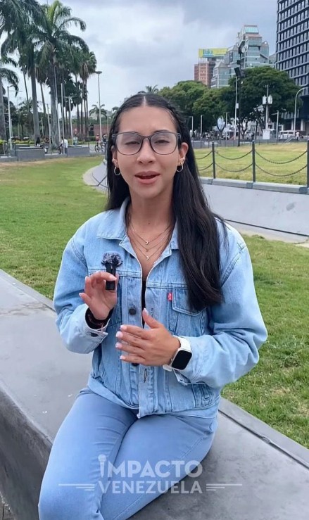 #Venezuela: la periodista #NakaryMenaRamos y su Esposo #GianniGonzalez son las nuevas víctimas de la Estructura Criminal que mantiene al Tirano Nicolás Maduro en el poder mediante el Terrorismo de Estado y la ejecución de Crimenes de Lesa Humanidad. 

Ellos, acusados por un