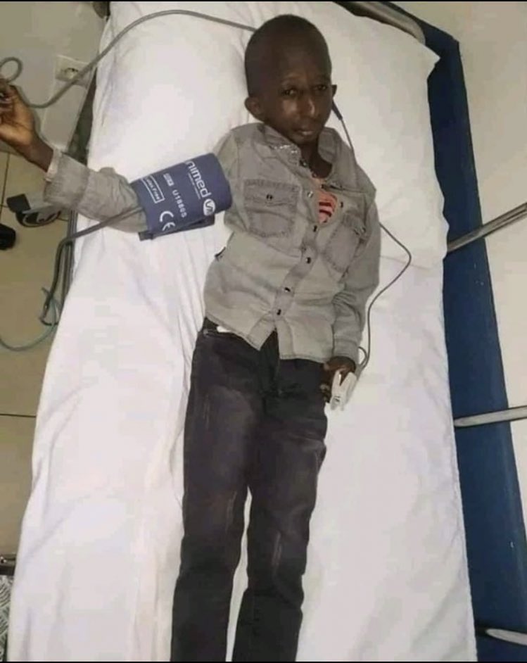 vanom_44's tweet photo. Moi dans le désert médical avec mon patient en choc quand je vais lui proposer de boire un grand verre d’eau  en attendant l’hélico du Smur https://t.co/P0Z63LJTIk