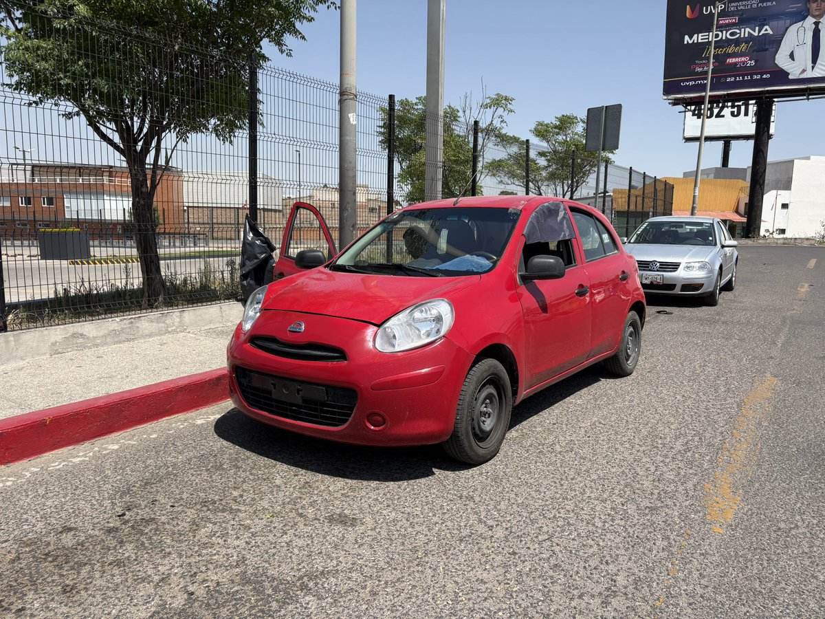 erickbortolotti's tweet photo. Ojo @MTGobPue un taxi pirata me acaba de chocar afuera de @ExplanadaPueb en donde ya hacen sitio, lo peor es que al intentar reclamar el chofer se dio a la fuga con todo y pasaje; ah! ya NO portan placas para evadir a la autoridad. @silvia_tanus 
Ojo, este auto es del mismo sitio https://t.co/7XPxuZjSsl