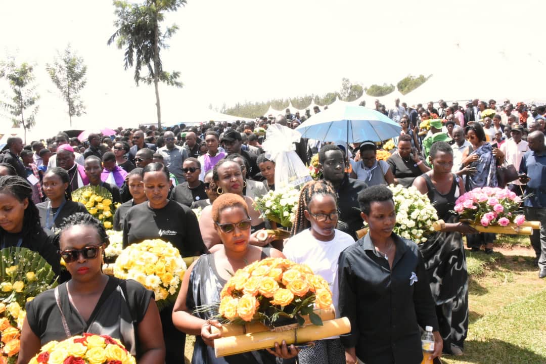RwandaLabour's tweet photo. Kuri uyu wa Gatanu, Minisitiri @CNkulikiyinka  ari kumwe n’abandi bayobozi bifatanyije n’abarokotse Jenoside yakorewe Abatutsi mu 1994 bo mu Ntara y’Iburasirazuba, mu gikorwa cyo kwibuka no gushyingura imibiri 21 mu cyubahiro mu rwibutso rwa Jenoside rwa Kiziguro mu karere ka @GatsiboDistrict . 
Yagarutse ku mateka y'ubuyobozi bubi buvangura bwari muri Murambi. 
Atanga ingero z’uburyo uwahoze ari Burugumesitiri Gatete Jean Baptiste yagize uruhare rukomeye mu gutegura no gukora ubwicanyi ndengakamere ku batutsi abita ibyitso. 
Ashingiye kuri aya mateka ya Murambi, no ku butwari bw'ingabo zabohoye igihugu zikanahagarika Jenoside, Minisitiri Nkulikiyinka yasabye abanyarwanda bose cyane cyane urubyiruko kuba maso, bagafata ingamba zo kurwanya ko Jenoside yazongera kubaho ukundi, no gukoresha imbuga nkoranyambaga bamagana ingengabitekerezo yayo.