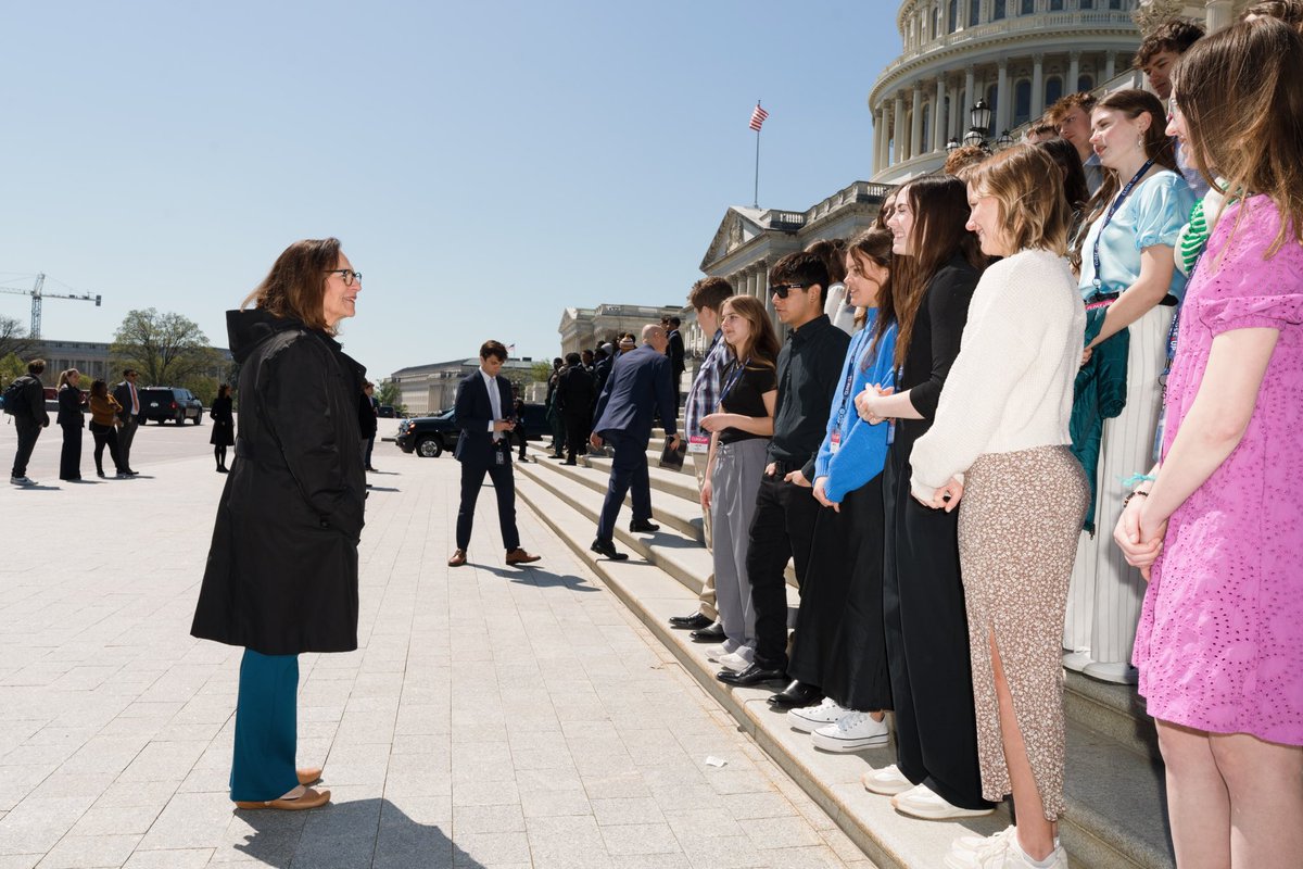 SenatorFischer's tweet photo. Every year, Close Up brings Nebraska students to Washington to get a firsthand look at what happens in our nation’s capital. I chatted with @OC_Knights’ students while they swung by the Capitol Building. Thanks for stopping by! https://t.co/x1R9kFafVC