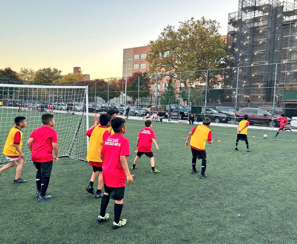 DV7Soccer's tweet photo. 🇺🇸🗽 Creating a strong community through the beautiful game! ⚽💪🏼 #spring25

𝗙𝗥𝗘𝗘 SOCCER PROGRAM | PROGRAMA DE FÚTBOL 𝗚𝗥𝗔𝗧𝗨𝗜𝗧𝗢 @DV7soccer_NY &amp; @HispanicFed sponsored by @CMFranciscoMoya

#cmfranciscomoya #cmdistrict21
#hispanicfederation 
#DV7Academy #DV7Group https://t.co/f0PxrvS8dX
